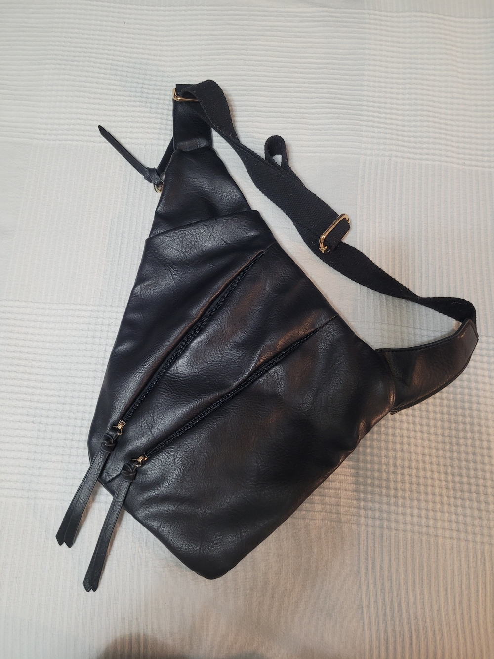 ⭐️  3/10$ Black Crossbody Sling Bag - Sleek Everyday Carry - Picture 2 of 9